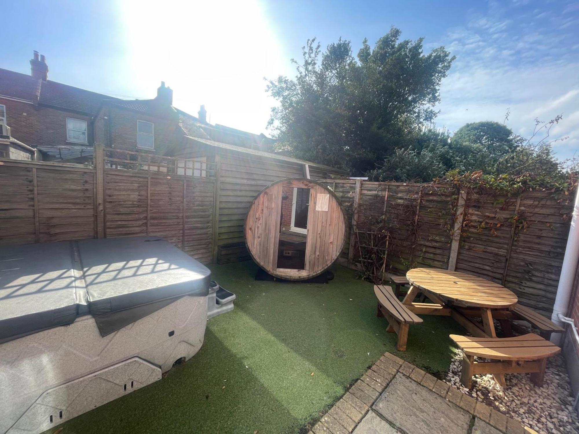 Holiday Home Hot Tub & Sauna Bournemouth Exterior photo