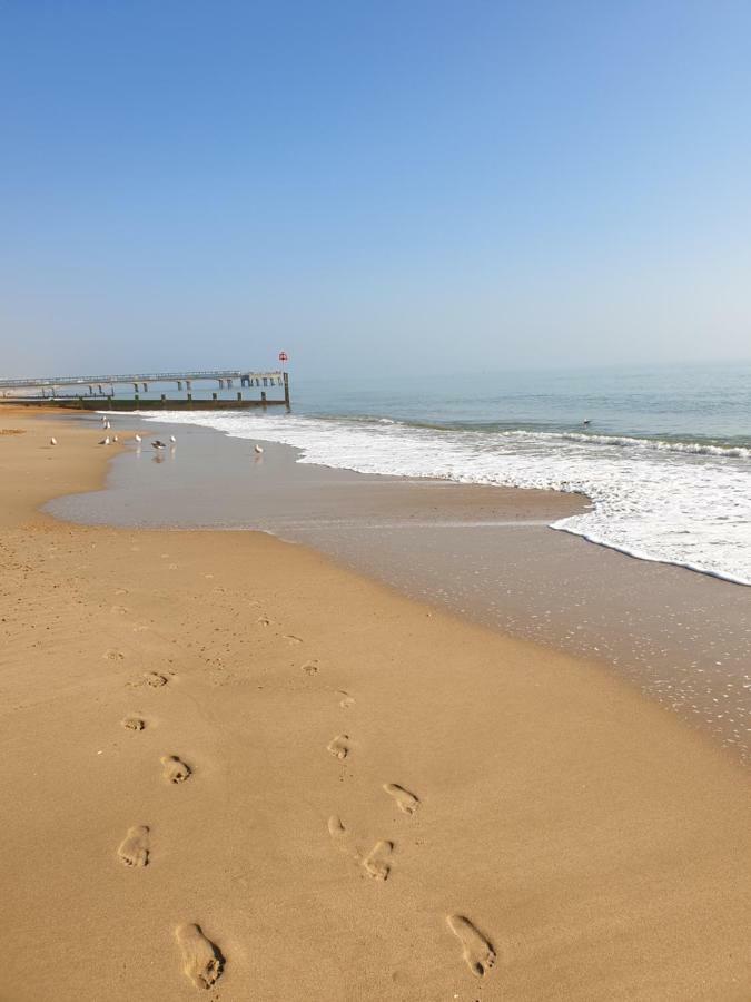 Holiday Home Hot Tub & Sauna Bournemouth Exterior photo